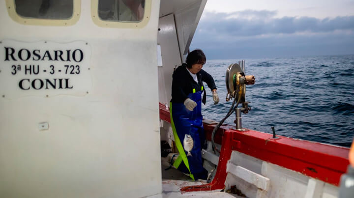 Visita a los pesqueros de Conil faenado guiados por una auténtica pescadora